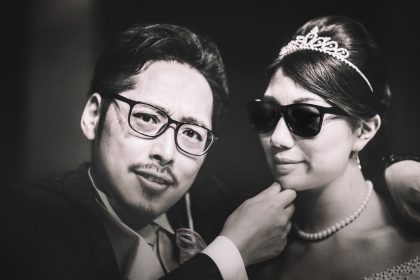 新婚夫婦がサングラスをかけてコチラを見ている画像